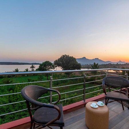 Luna Villa By Stayvista - Lakeside Charm With Terrace, Lush Lawn & Modern Decor Nashik Ngoại thất bức ảnh