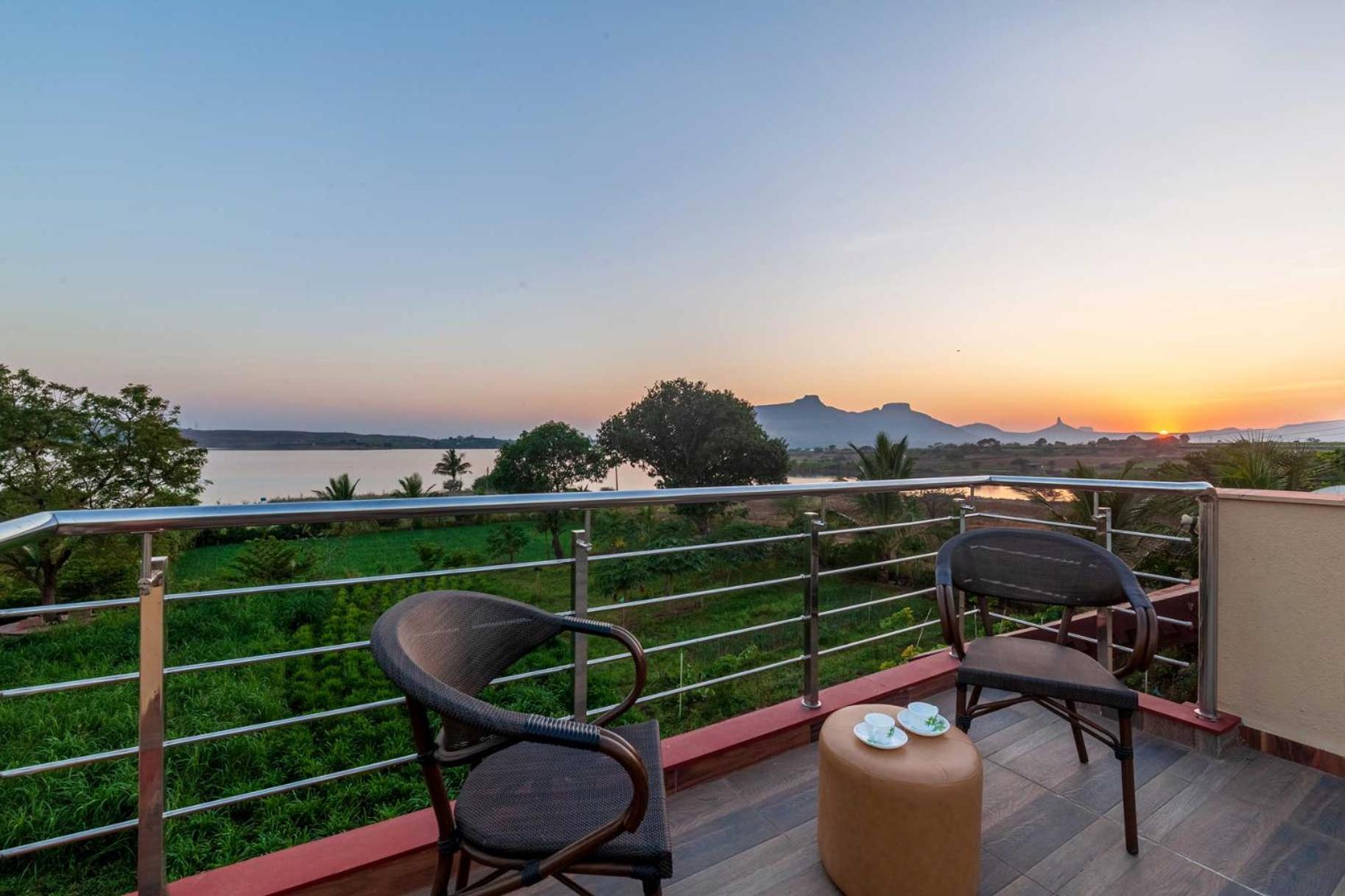 Luna Villa By Stayvista - Lakeside Charm With Terrace, Lush Lawn & Modern Decor Nashik Ngoại thất bức ảnh