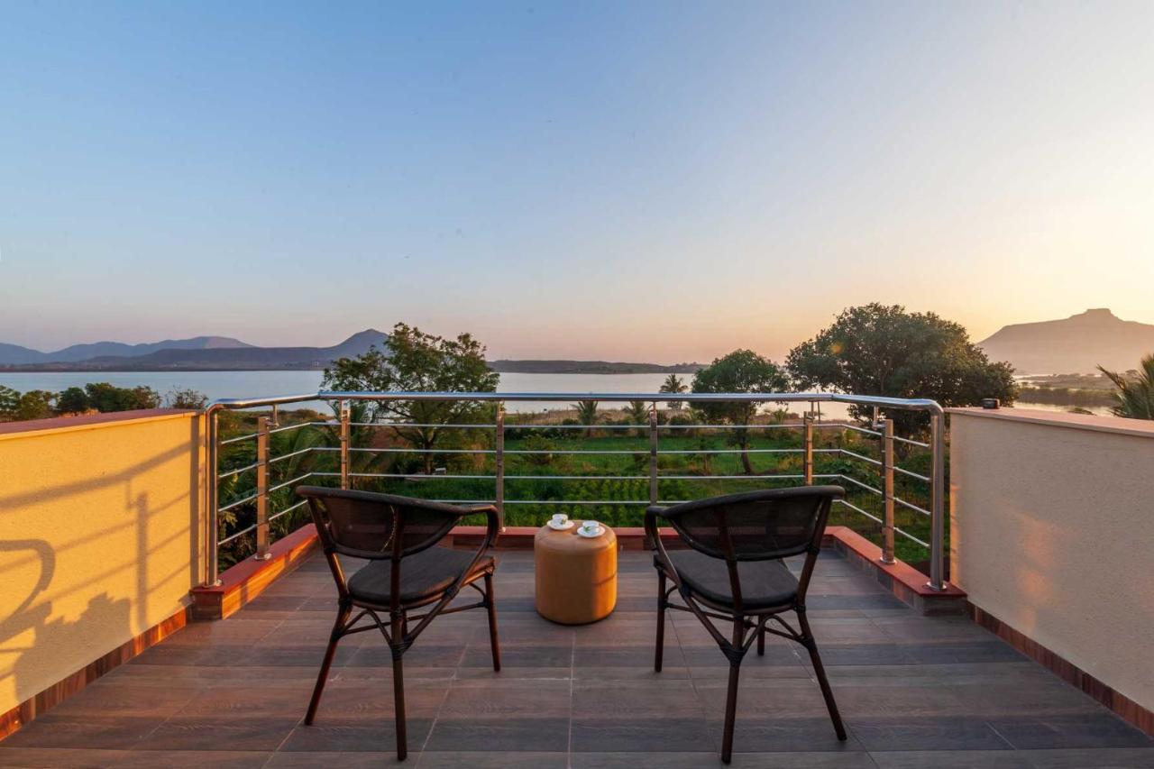 Luna Villa By Stayvista - Lakeside Charm With Terrace, Lush Lawn & Modern Decor Nashik Ngoại thất bức ảnh