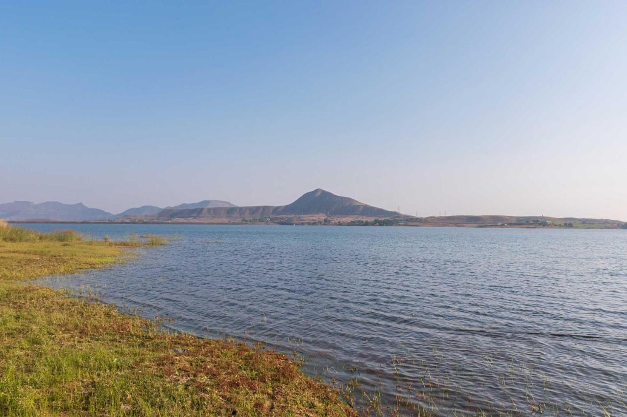 Luna Villa By Stayvista - Lakeside Charm With Terrace, Lush Lawn & Modern Decor Nashik Ngoại thất bức ảnh